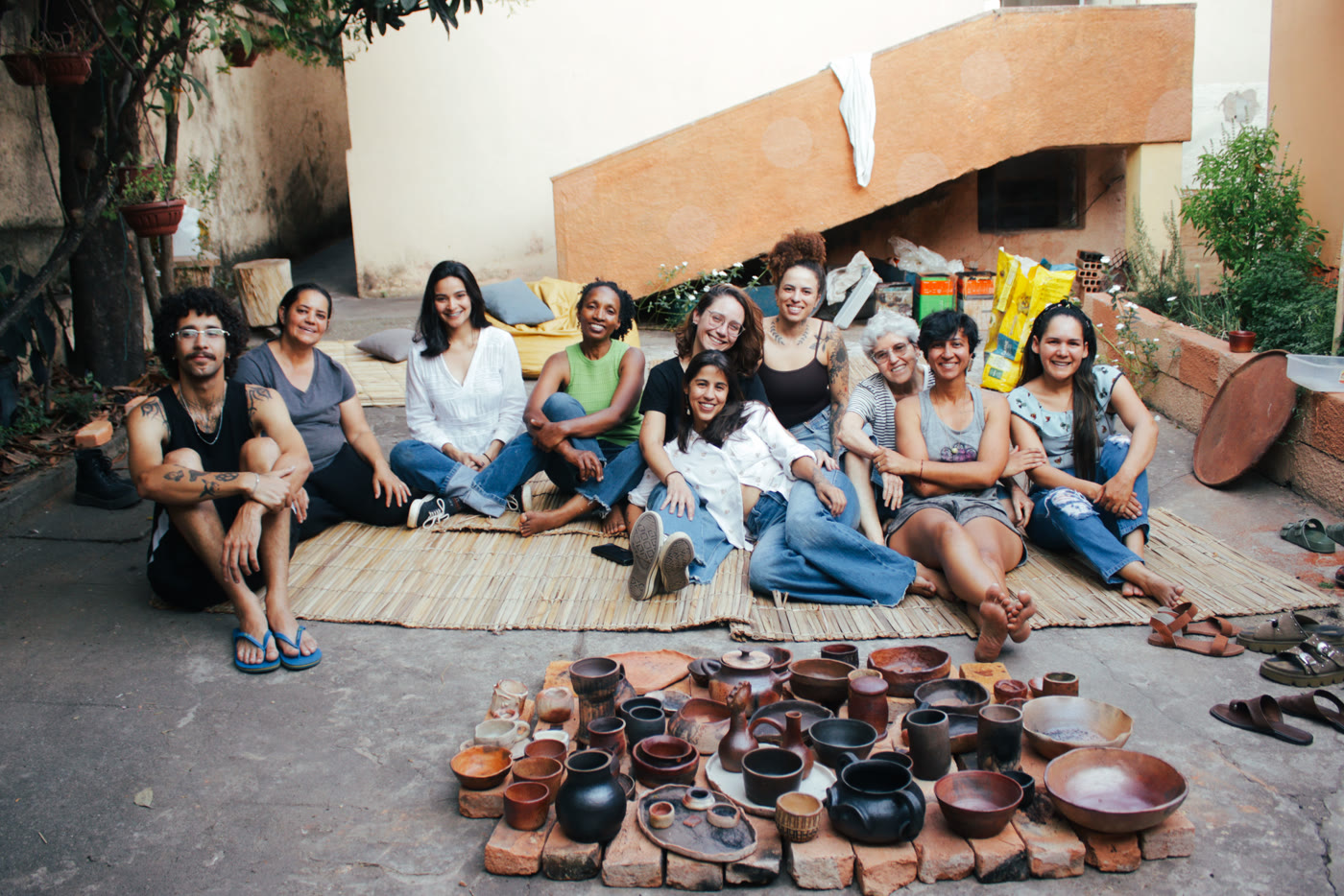 Grupo reunido ao ar livre em uma formação de cerâmica