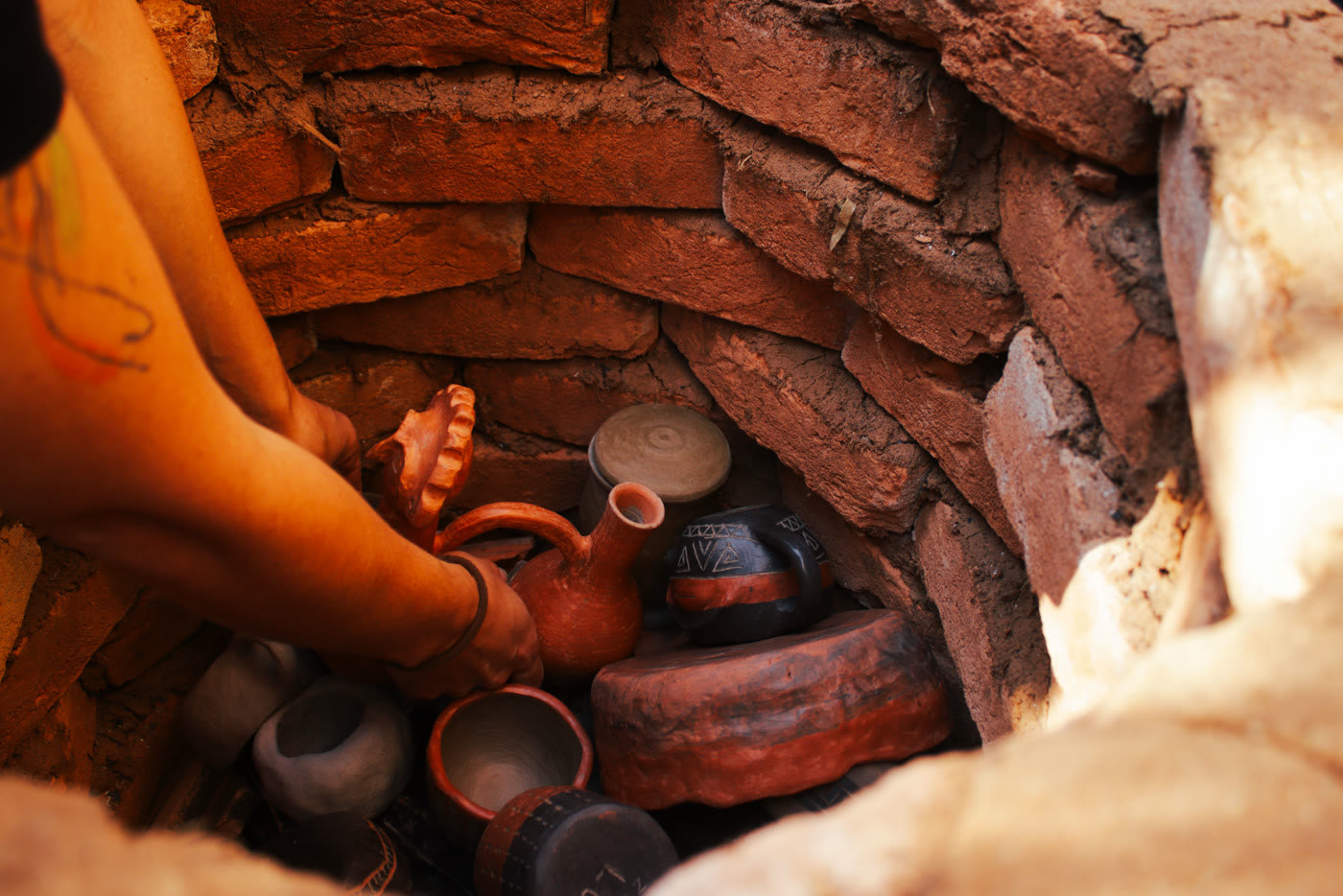 Peças cerâmicas em um forno artesanal de tijolos