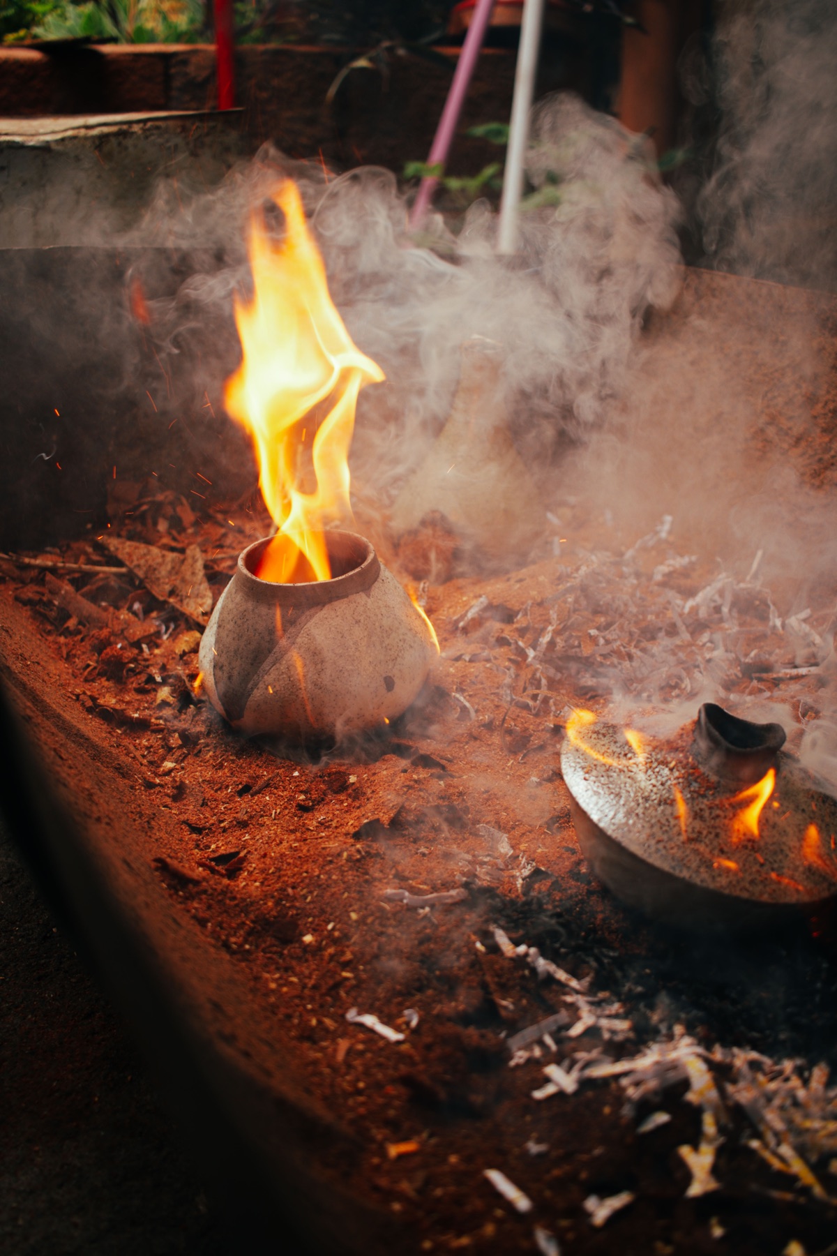 Peças cerâmicas em uma queima com fogo e serragem